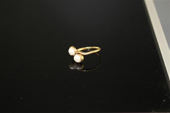 A 20th century 18ct and two stone cultured pearl set crossover ring, size O, gross weight 3.3 grams.